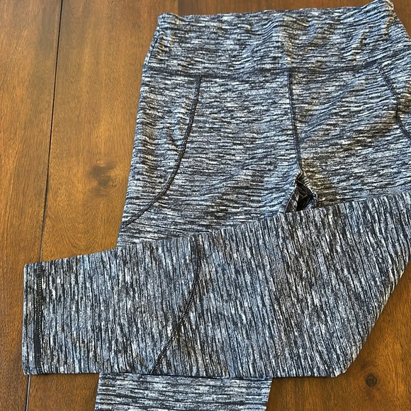 Lou & Grey capri workout leggings - Picture 2 of 6